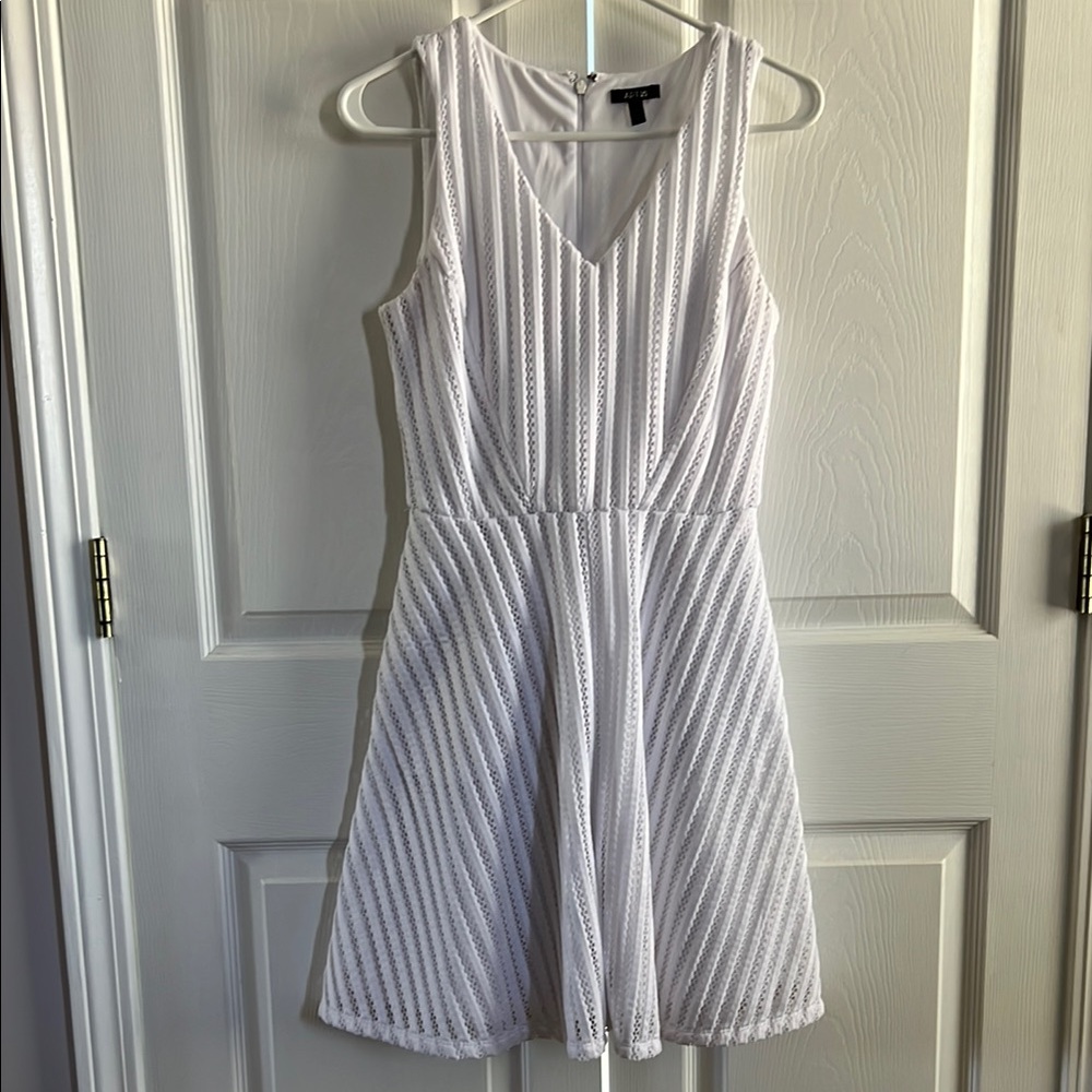 Elegant White Sleeveless Dress